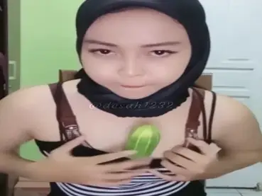 Cewek Jilbab Bohay Live Colmek Pakai Timun Gede Sampe Basah