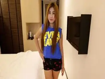Gadis Tan Berwajah Anggun Di Kamar
