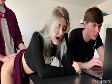 Ngentot Pacar Sahabat di Kostan Memek Ketat Digenit Brutal