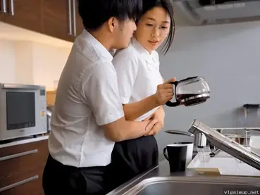 Rekan kerja yang cantik bekerja di kantor yang sama di malam hari