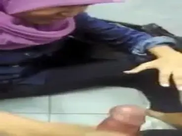 Ukhti Hijab Pink Cantik Isap Batang Pria Crot