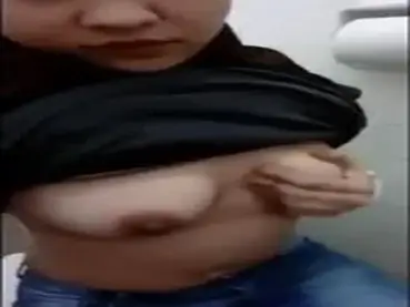 Video ABG Jilbab Hitam Masturbasi Di Toilet
